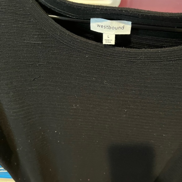 Long sleeves with buttons on the sleeves to dress it up - Picture 3 of 4